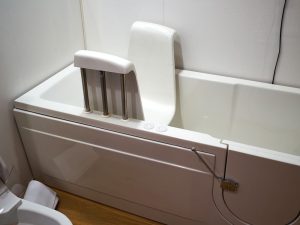Les baignoires pour seniors : quels sont les critères de sécurité à prendre en compte ?